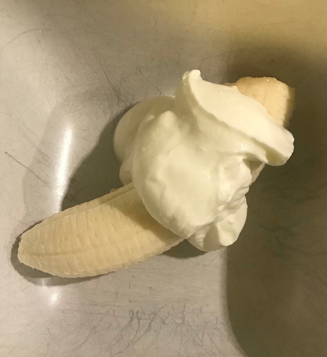 Do 60g banana dodaj jogurt.