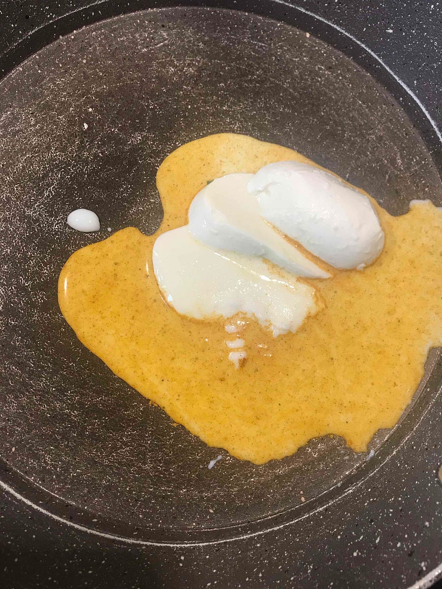 Zrób sos serowy. Na patelni roztop mozarellę z mlekiem i curry. (Opcjonalnie dodał pol łyżeczki sody)