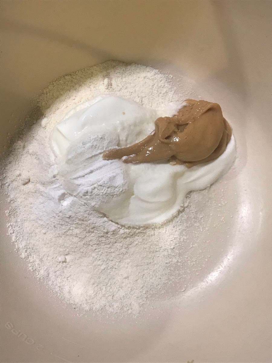 Do miski dodaj proteinowe, fit masło orzechowe.