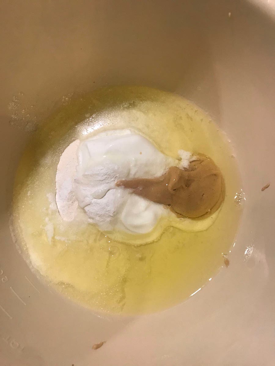 Następnie do miski wbij 2 białka jaj (60g)