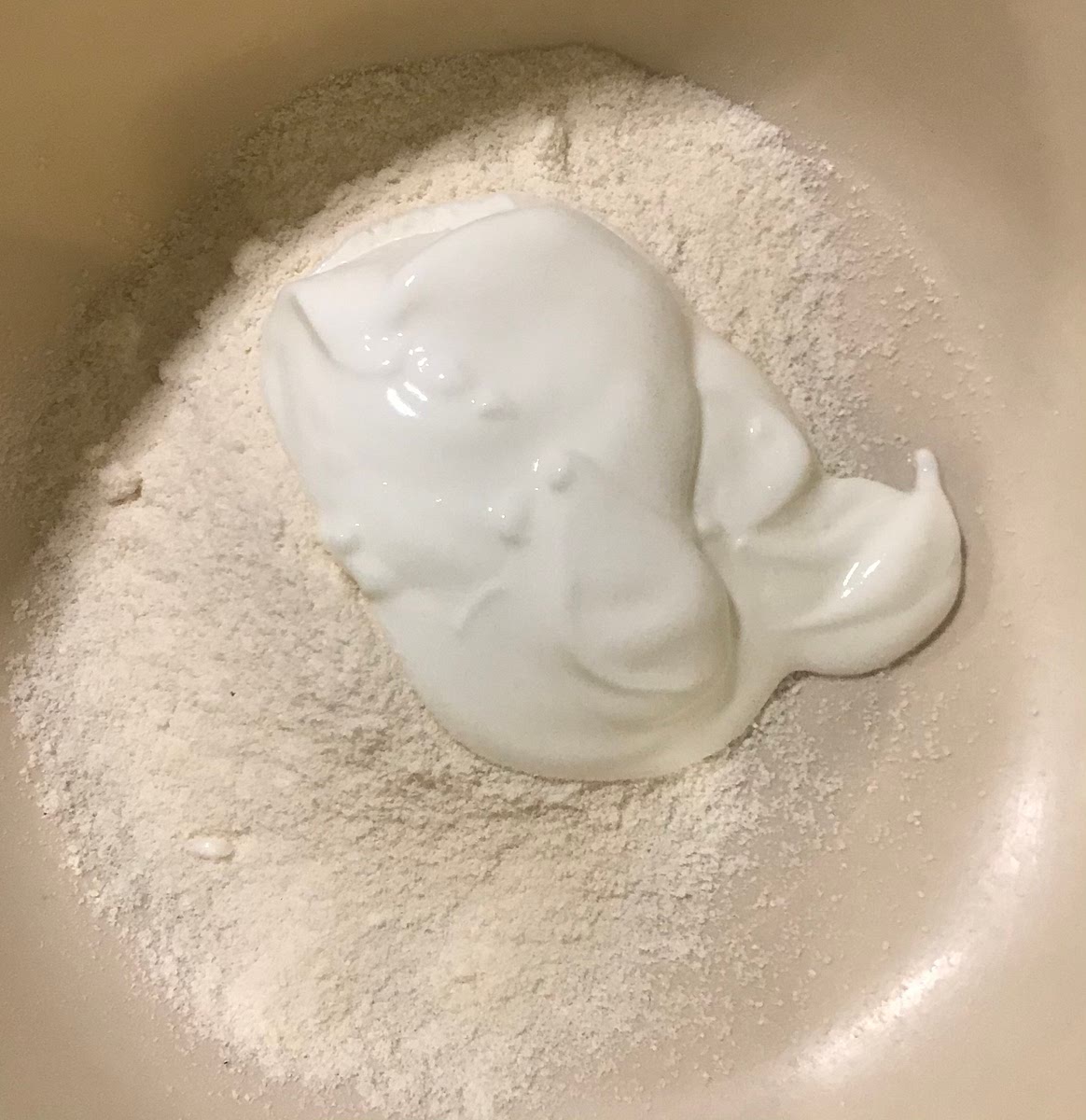 Do mąki dodaj jogurt.