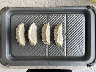 준비된 만두는 사진과 같이 평평한 면이 아래로 가도록 하고, Zone1~2에 고르게 올려주세요.
플레이트를 큐커 상단에 끼운 뒤 아래 [큐커에 보내기] 버튼을 누릅니다.