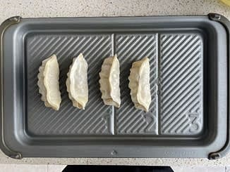 준비된 만두는 사진과 같이 평평한 면이 아래로 가도록 하고, Zone1~2에 고르게 올려주세요.
플레이트를 큐커 상단에 끼운 뒤 아래 [큐커에 보내기] 버튼을 누릅니다.