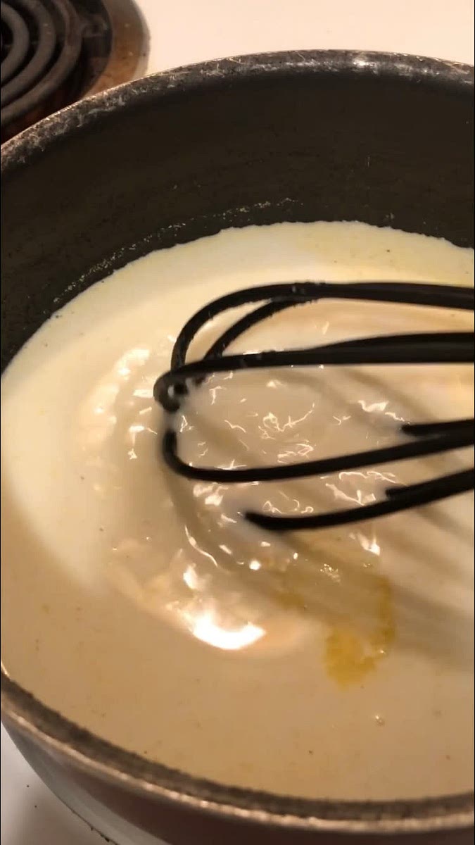 1. En una olla con la estufa apagada mezclamos todos ingredientes, primeramente agregamos las 2 tazas de leche, 1 palito de canela, 1 cdt de extracto de vainilla, una pizca de sal, el 1/3 taza de harina de maíz y 1 cdt de mantequilla. Mezclamos bien.