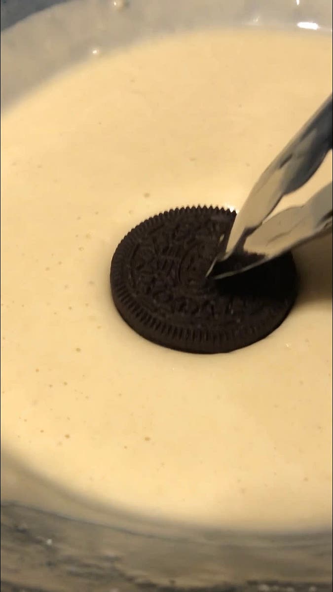 2. Colocamos las galletas dentro de la mezcla y las freímos hasta que estas se doren.