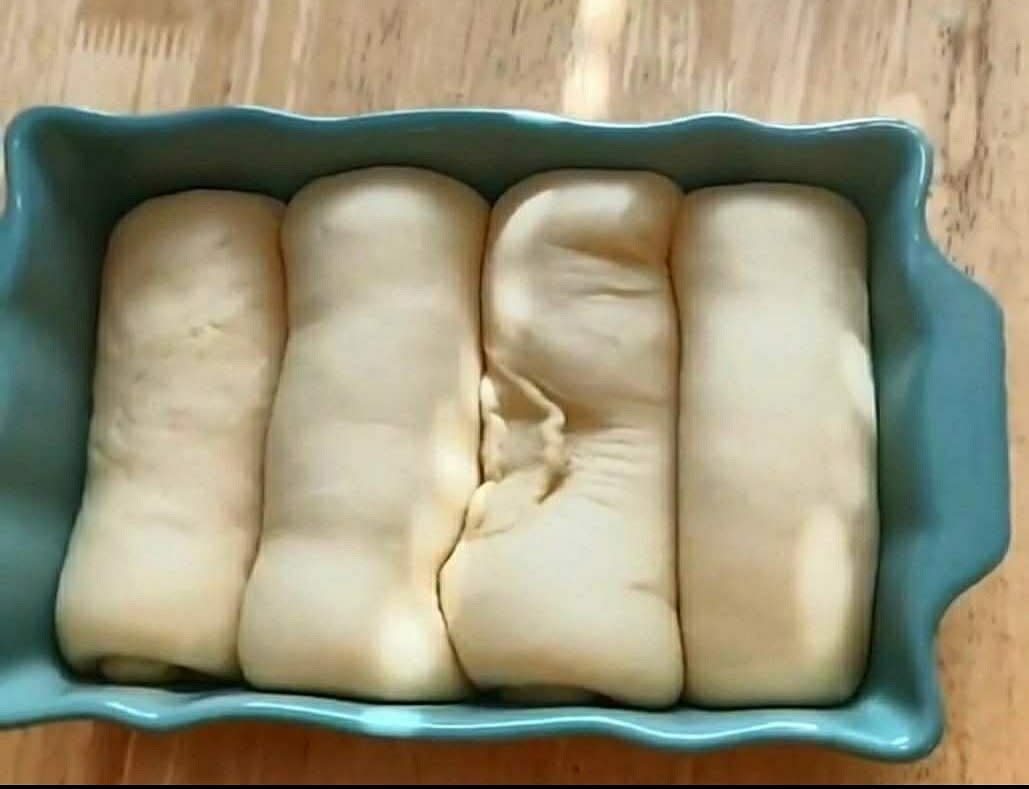 Then roll the stripes together to little rolls and place 4 of them in a baking tin of some kind.
Roll them from the side which I'm holding the paper, don't roll them from the sides.