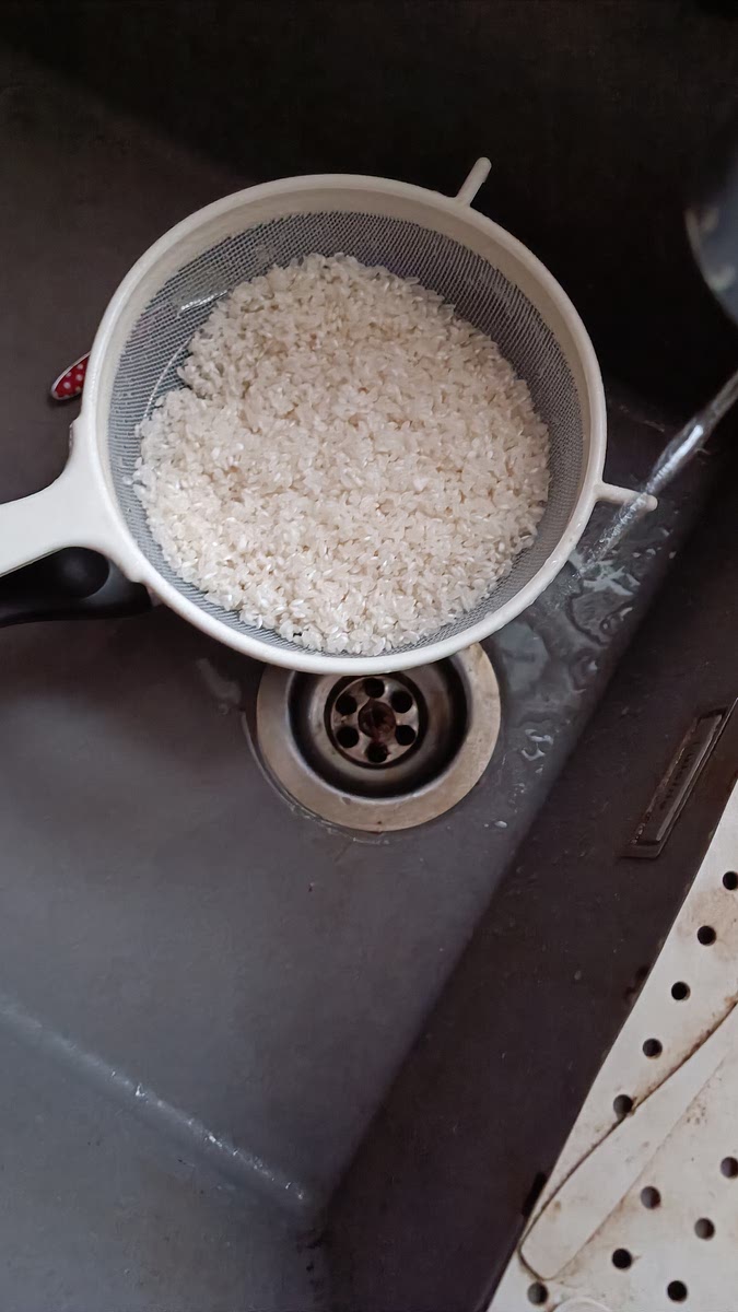 Laver le riz sous l'eau froide (normalement il faudrait que l'eau soit transparente)