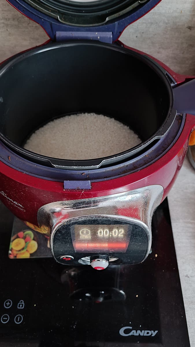 Faire cuire le riz
Au Cookeo : mettre le riz et l'eau dans le Cookeo, puis lancer la cuisson sous pression pendant 2mn. Ne PAS ouvrir à la fin de la cuisson, garder au chaud pendant 10mn