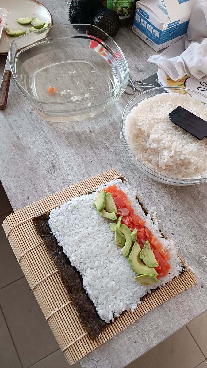 Ajouter du saumon et des tranches d'avocat