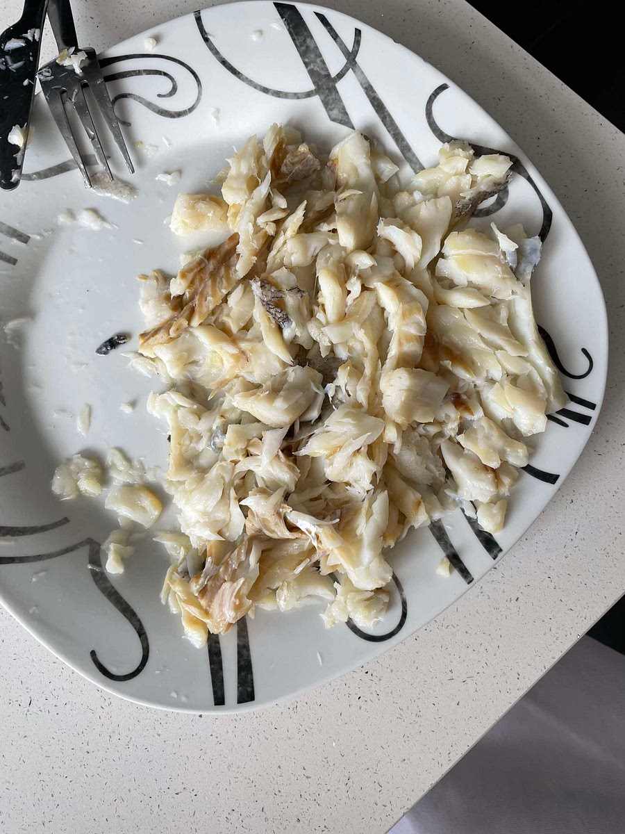 Retirar as peles e espinhas do bacalhau