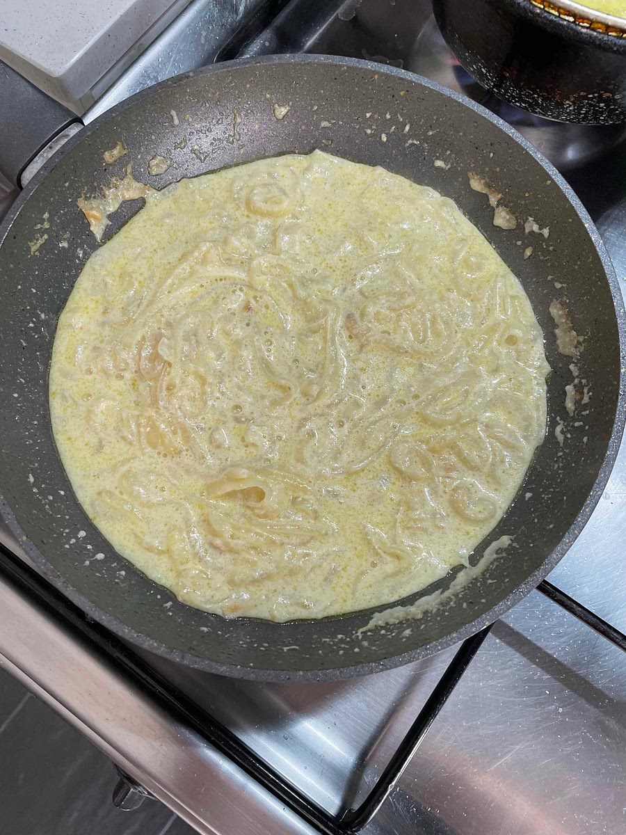 Depois da cebola ficar transparente ir adicionando porções pequenas de leite e deixar a cebola cozinhar