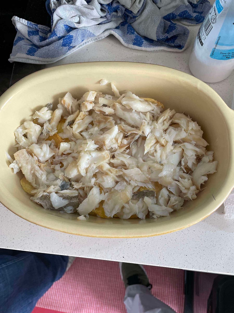 Utilizar a batata frita às rodelas finas e adicionar ao fundo da caçarola fazendo as camadas pela seguinte ordem : batata ,bacalhau, batata, cebola