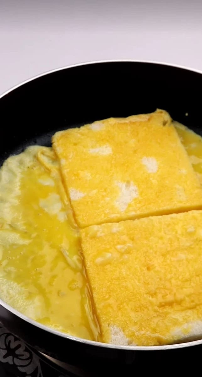 Die Eier Mischung in der Pfanne mit Butter anbraten und die Tostscheiben Parallel Hineinlegen