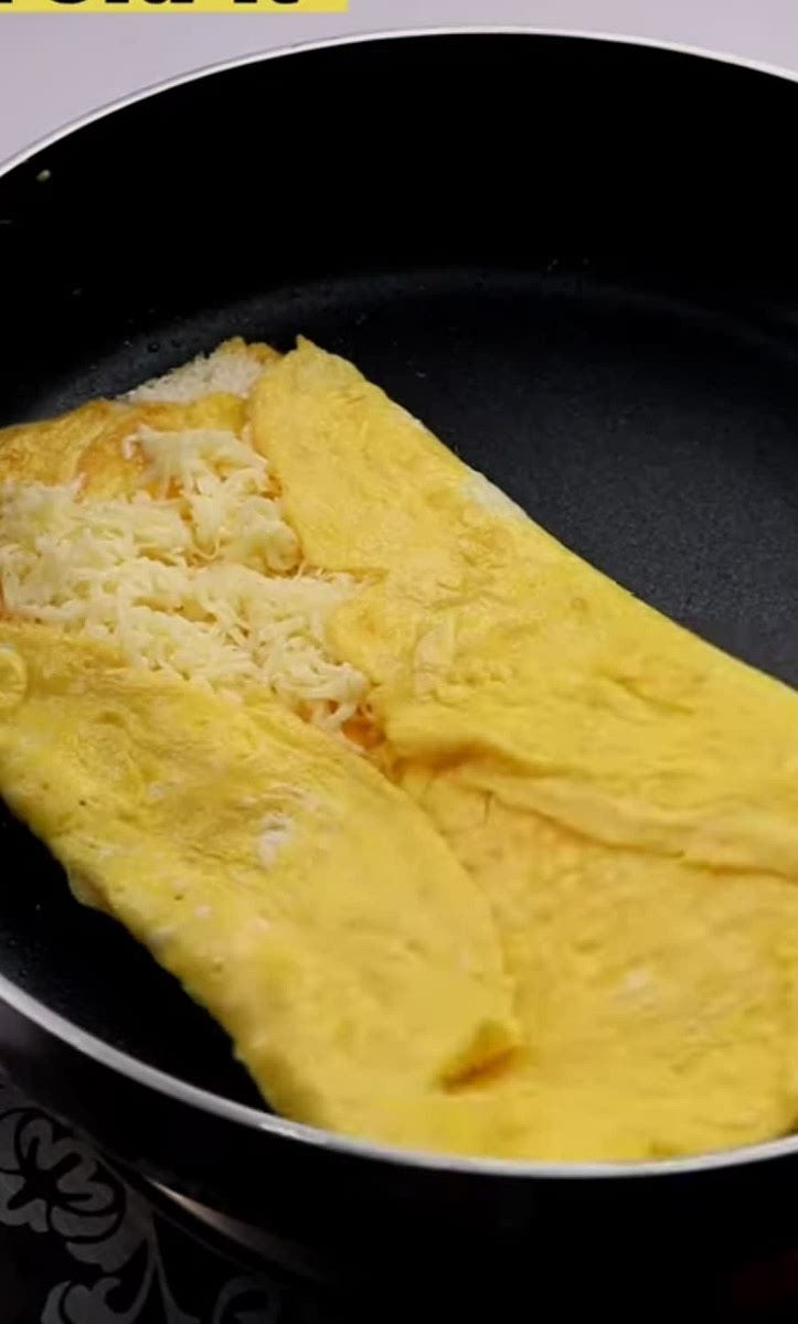Das ganze wenden und den Käse auf eine der Toastscheiben legen. Danach die zwei Seiten ohne Toast auf das Toast falten (Siehe Bild).