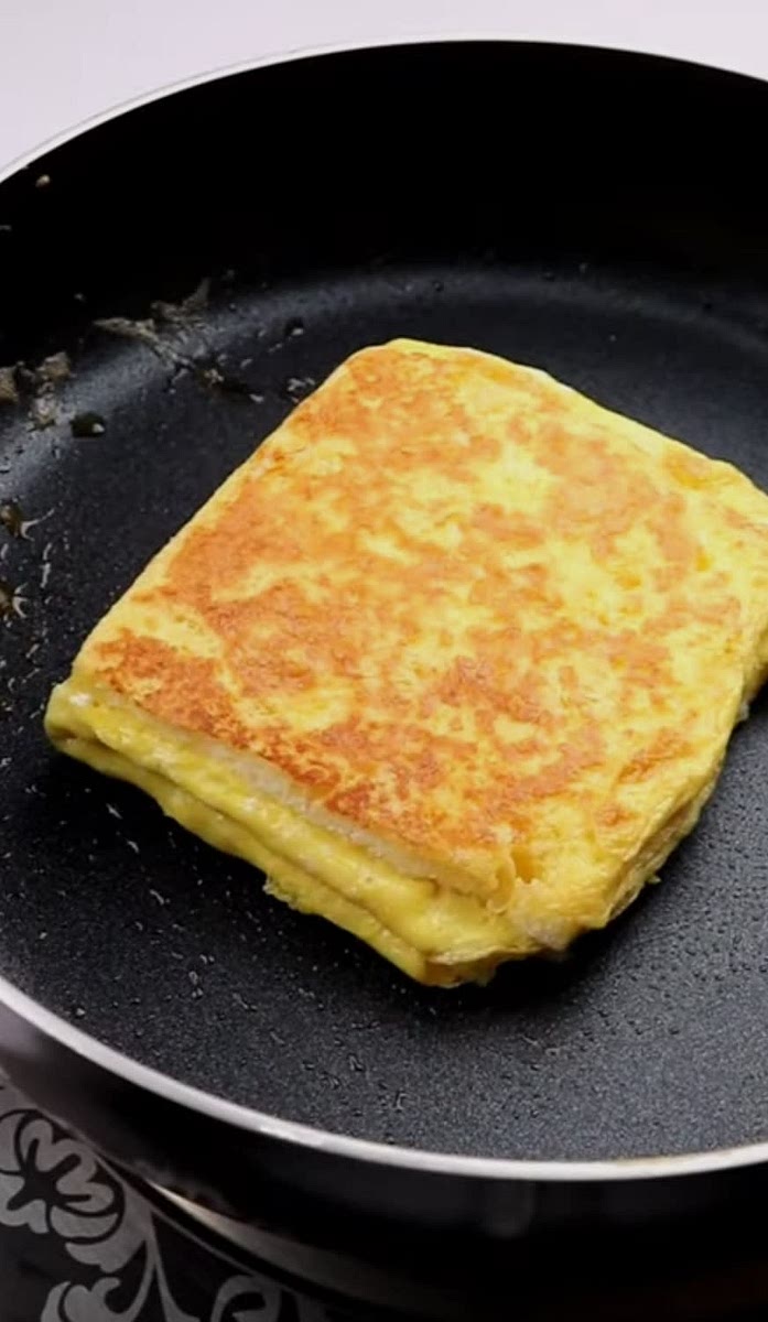Alles zusammen klappen und falls Bedarf mit mehr Butter nochmal auf beiden Seiten goldbraun anbraten