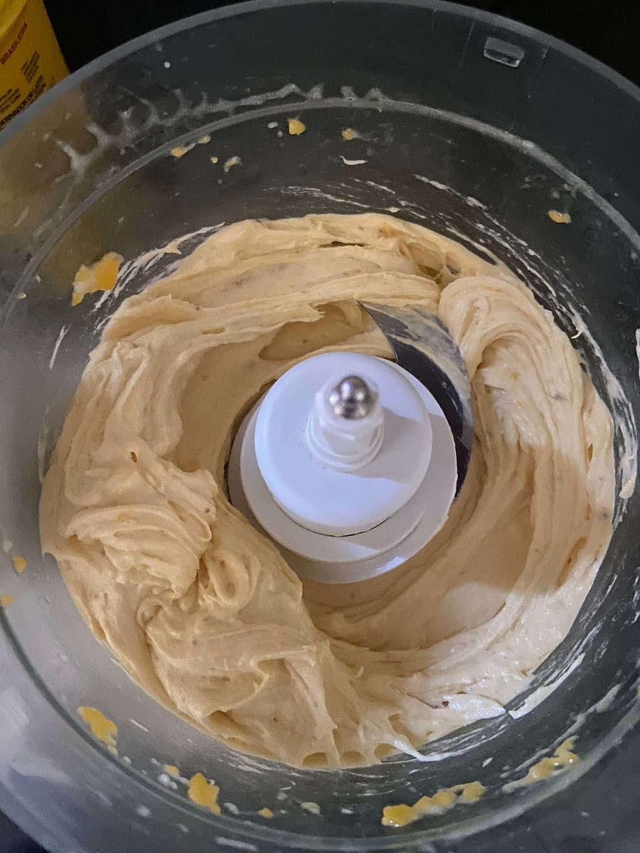 Parar algumas vezes para misturar com a colher e bater até ficar cremoso