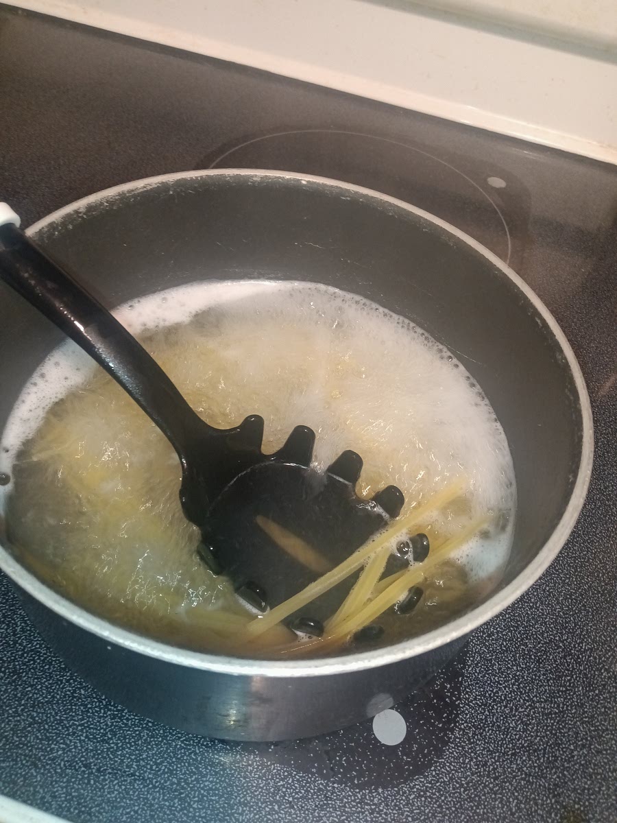 Well the pasta is laying on the pot you may get a utensil to stir the pasta around with so it can move around