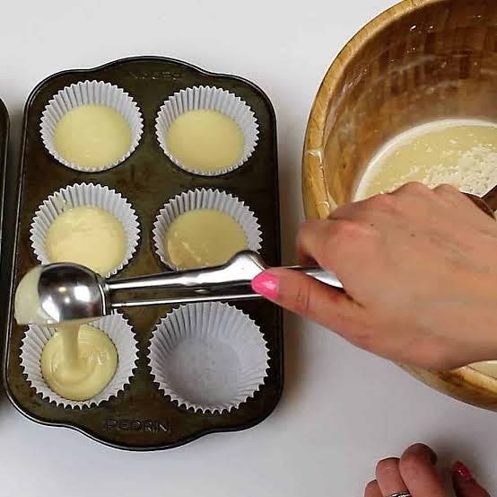 Empty the bowl in the Cupcake pans