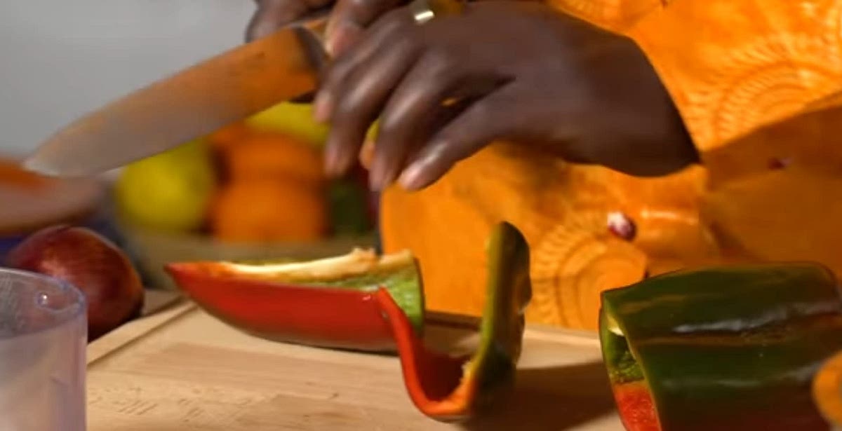 Tagliare gli ingredienti primari: metà peperone, metà cipolla, habanero, aggiungere un po' d'acqua e frullare il tutto con il mixer.