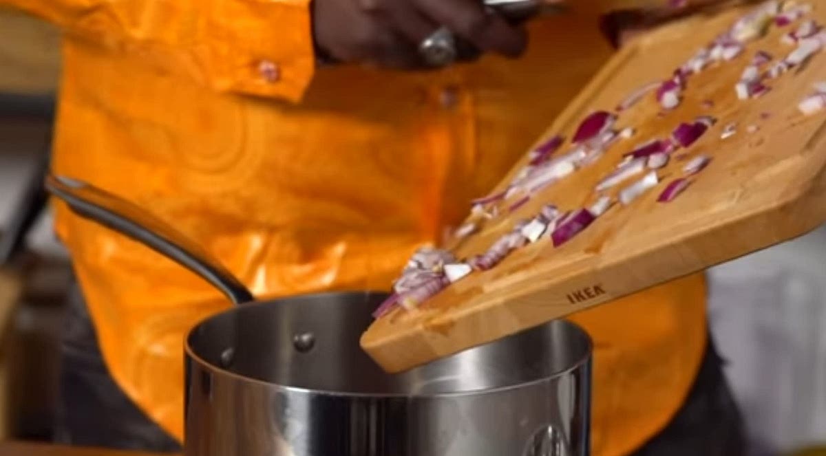 Mettere l'olio nella pentola, aggiungendo poi la cipolla per fare il soffritto