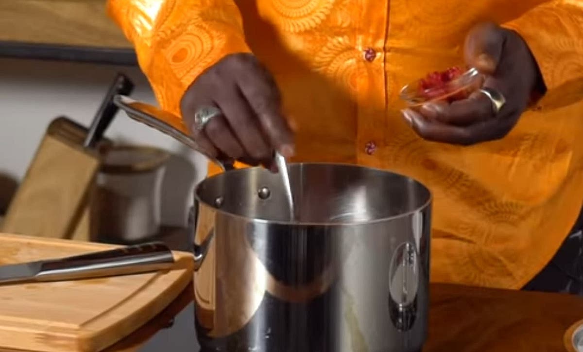 Aggiungere salsa di pomodoro e successivamente il concentrato di pomodoro
