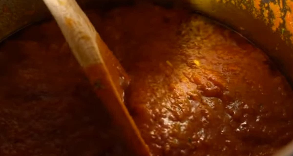 Il sugo sarà pronto quando l'olio si separa dal sugo e quando la consistenza è omogenea