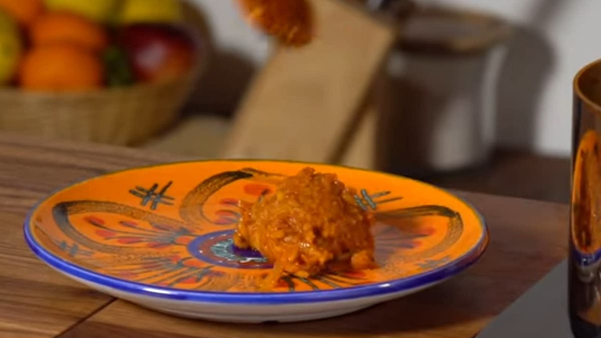 IMPIATTAMENTO DEL JOLLOF RICE: riso+proteina (carne, pesce, fagioli), platano fritto come contorno