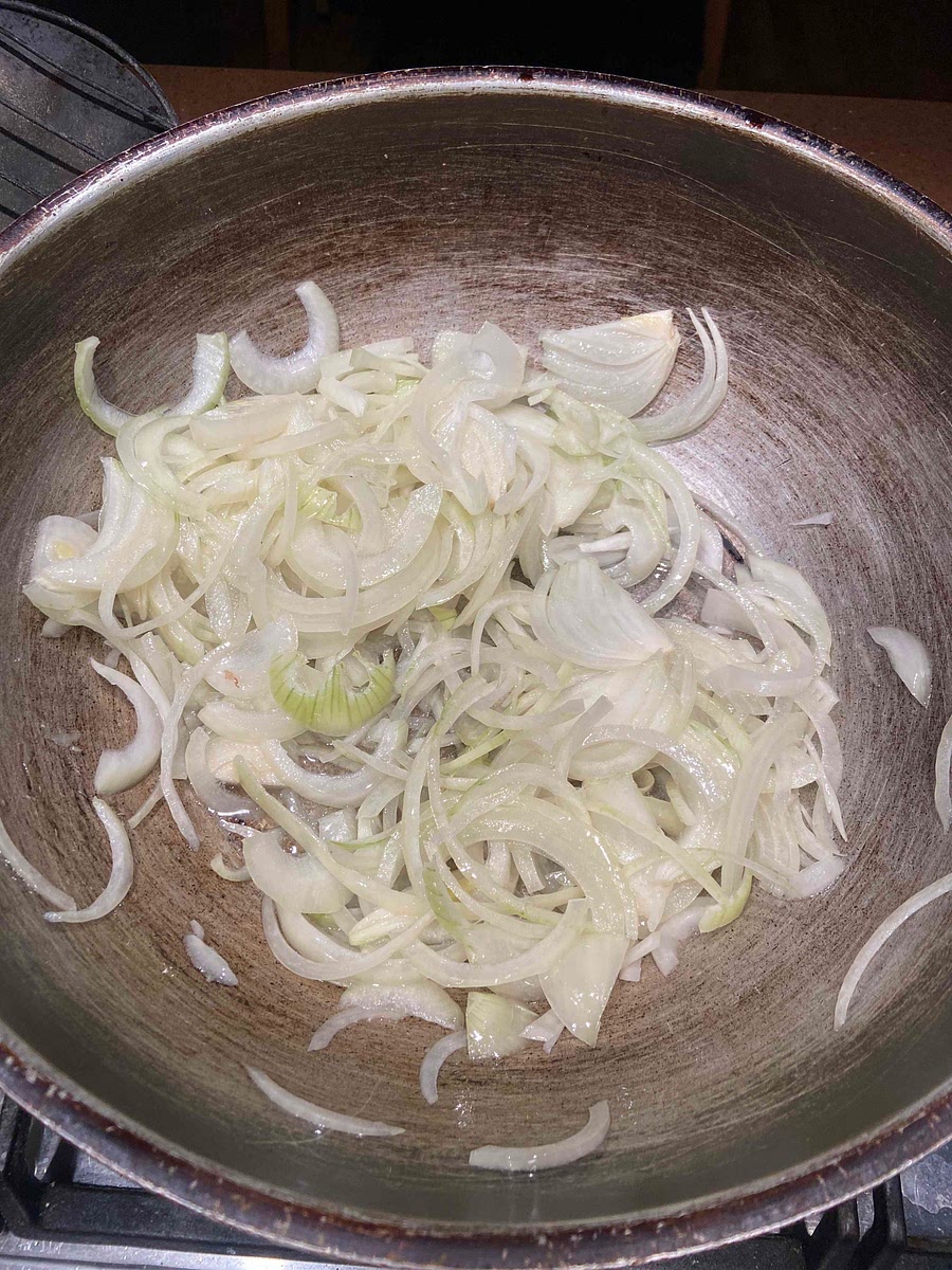 Slice up onions thinly and add oil into pan