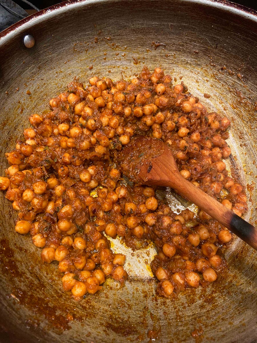 Mix jeera with fenugreek and garam masala
