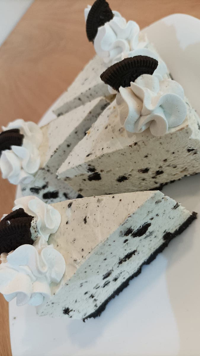 Desmoldar y decorar con las mini oreos y la crema batida. Si quieres que tenga más oreos puedes triturar un par sin el relleno y usarlas para cubrir la parte de arriba como se ve en la foto de portada.