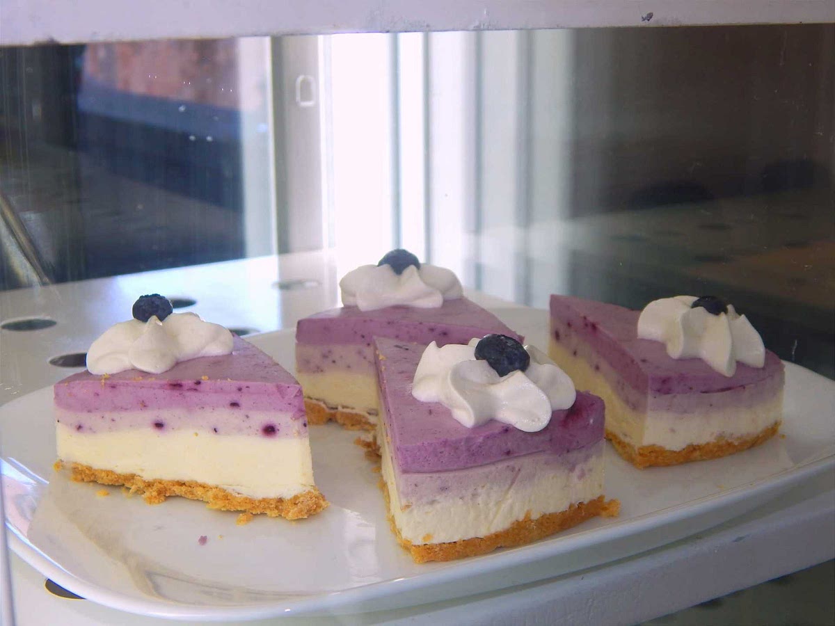 Se puede decorar con crema batida y arándanos o a gusto