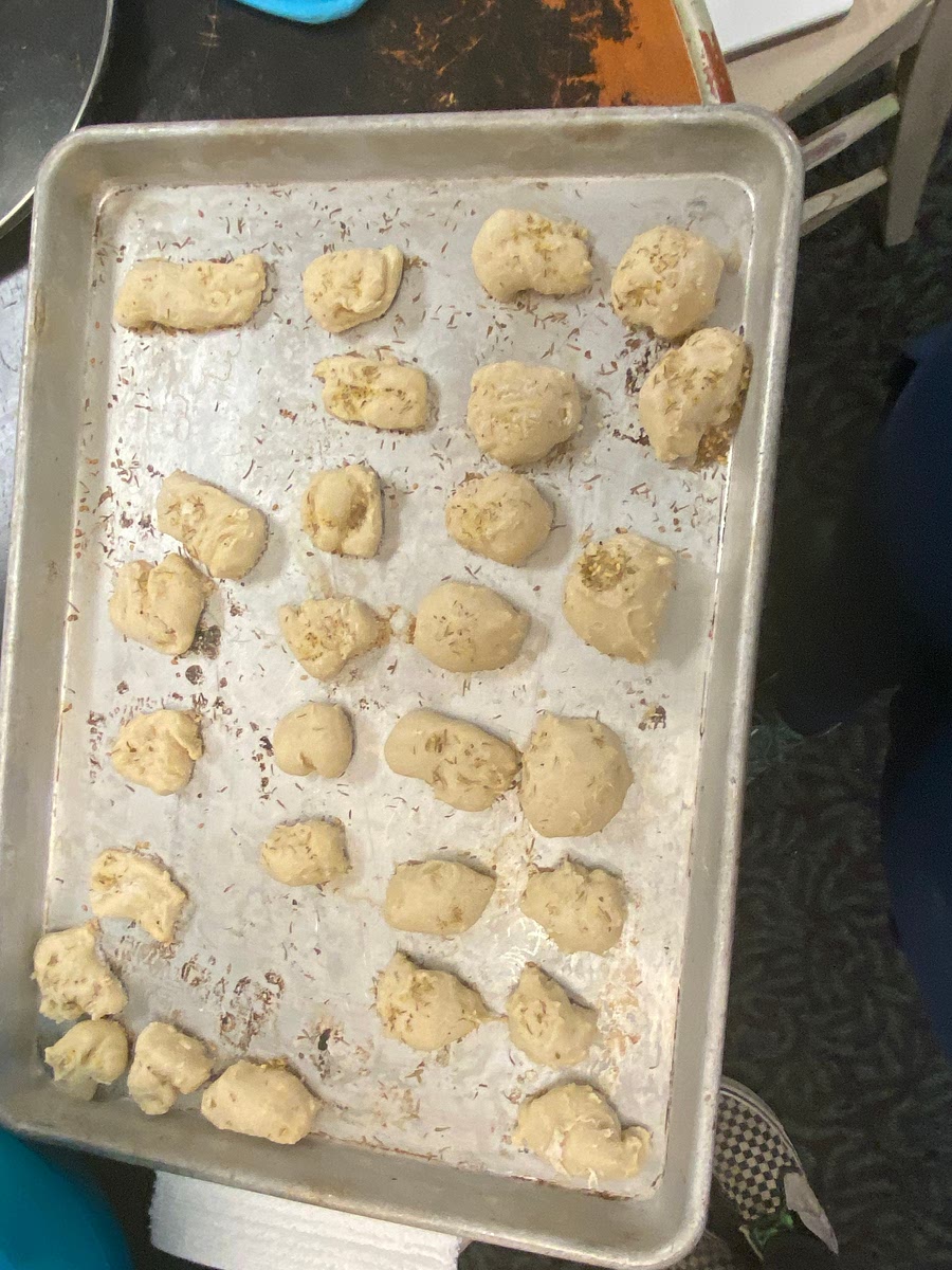 Cut it with a pizza cutter length- and widthwise into individual crackers. Carefully pull the parchment paper with the crackers onto a baking sheet.