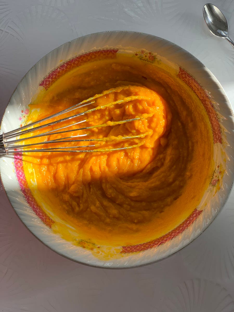 Ensuite, ajouter le lait,le sirop d’érable et le beurre fondu.