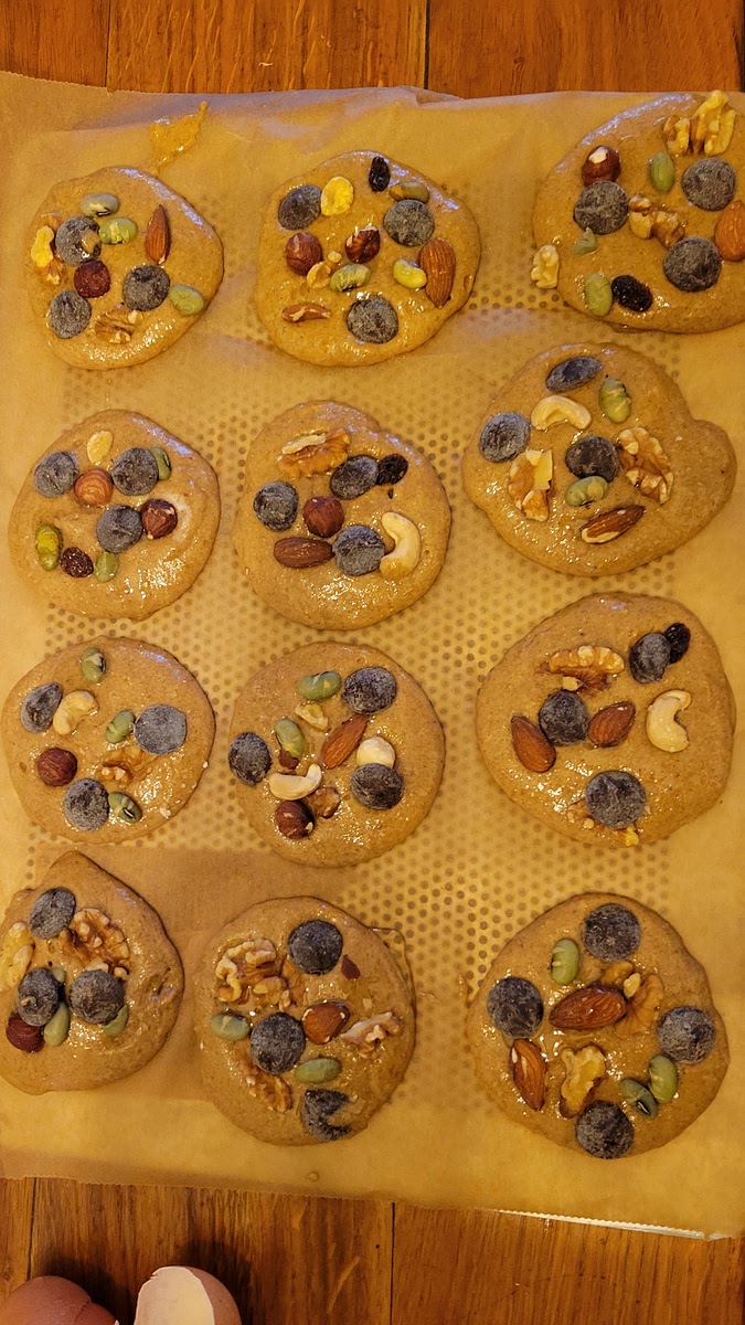 Préchauffer le four à 180°c. Mélanger avec une fourchette tous les ingrédients sauf la crème sans trop travailler la pâte, ajouter la crème petit à petit. Faire des tas sur une plaque allant au four recouvert d'un papier sulfurisé.
Parsemé de fruits secs et de pépites de chocolat.
Ajouter un filet de sirop d'agave sur les cookies. Cuire 10 minutes environ, le tour des cookies doivent être dorés.