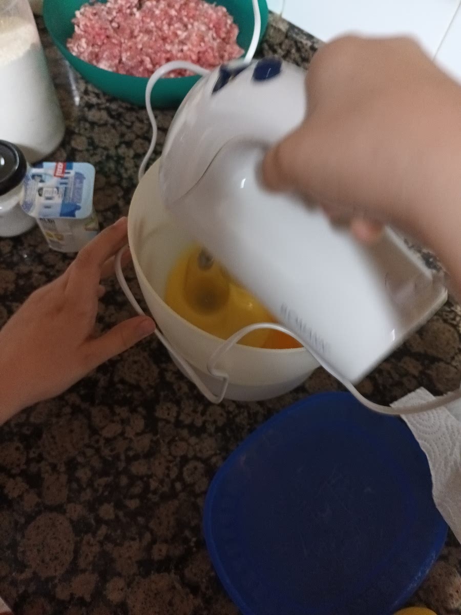 Batimos los huevos en un bol.