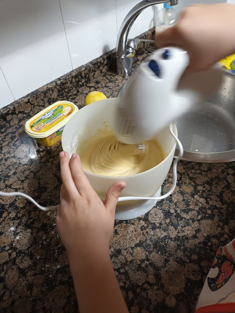 Echamos la rayadura de limón y el zumo y batimos.