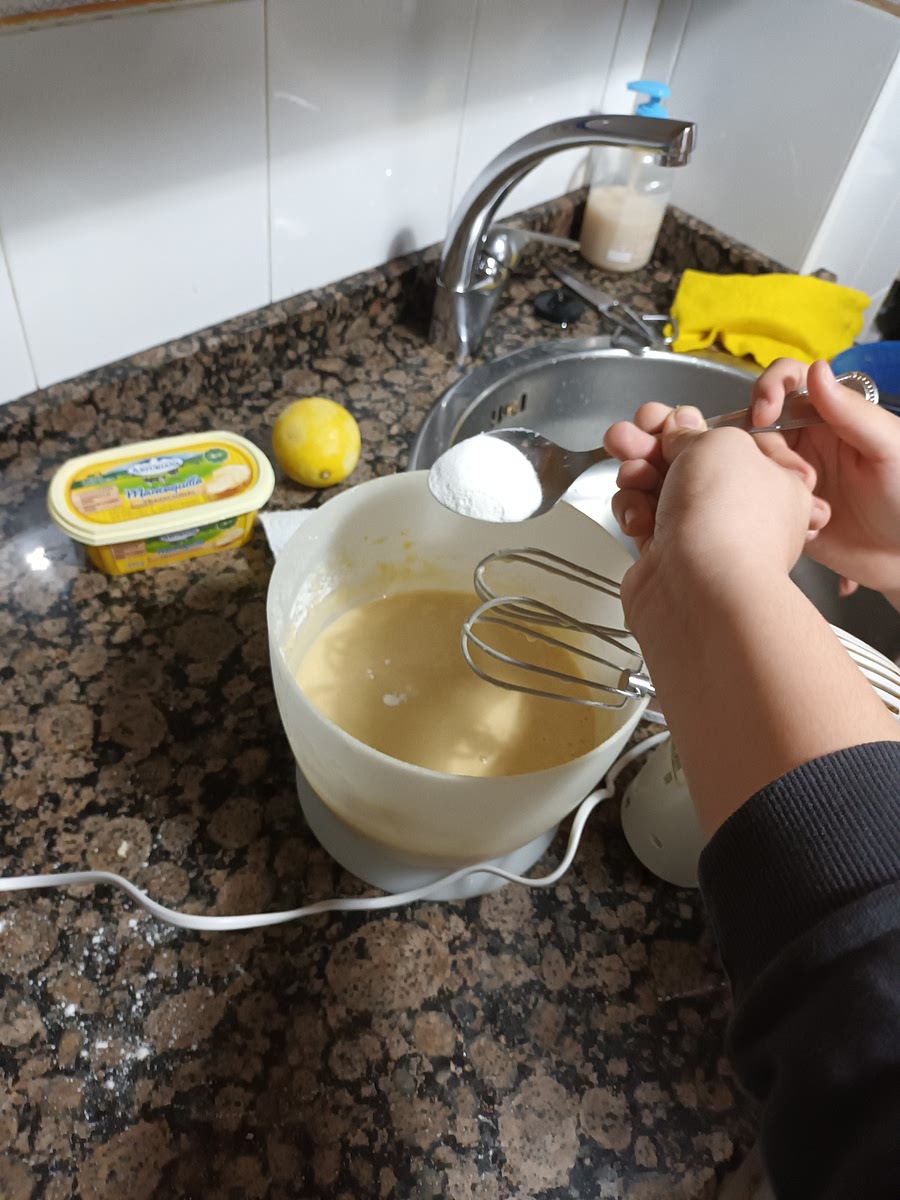 Echamos la levadura y batimos.