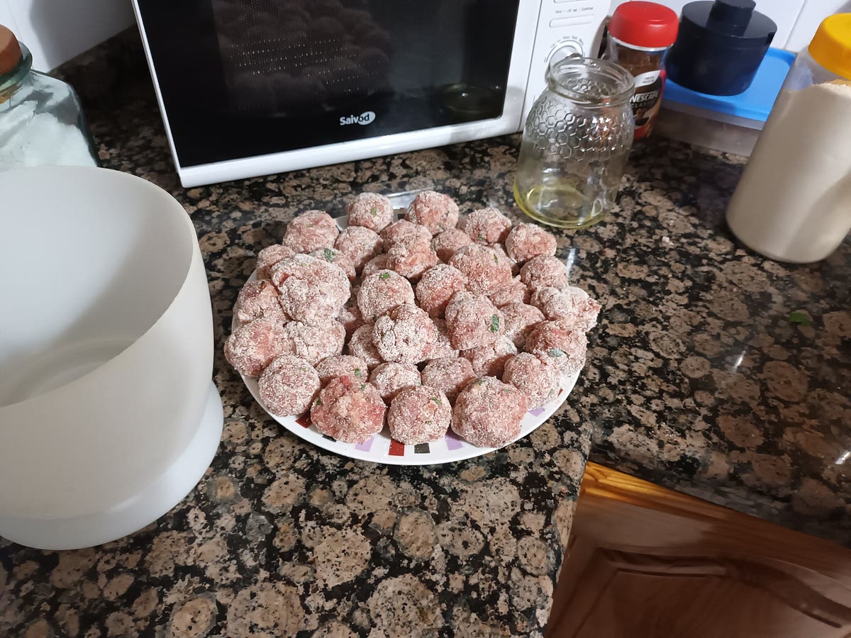 Hacemos las bolitas y las recubrimos de harina y pan rallado.