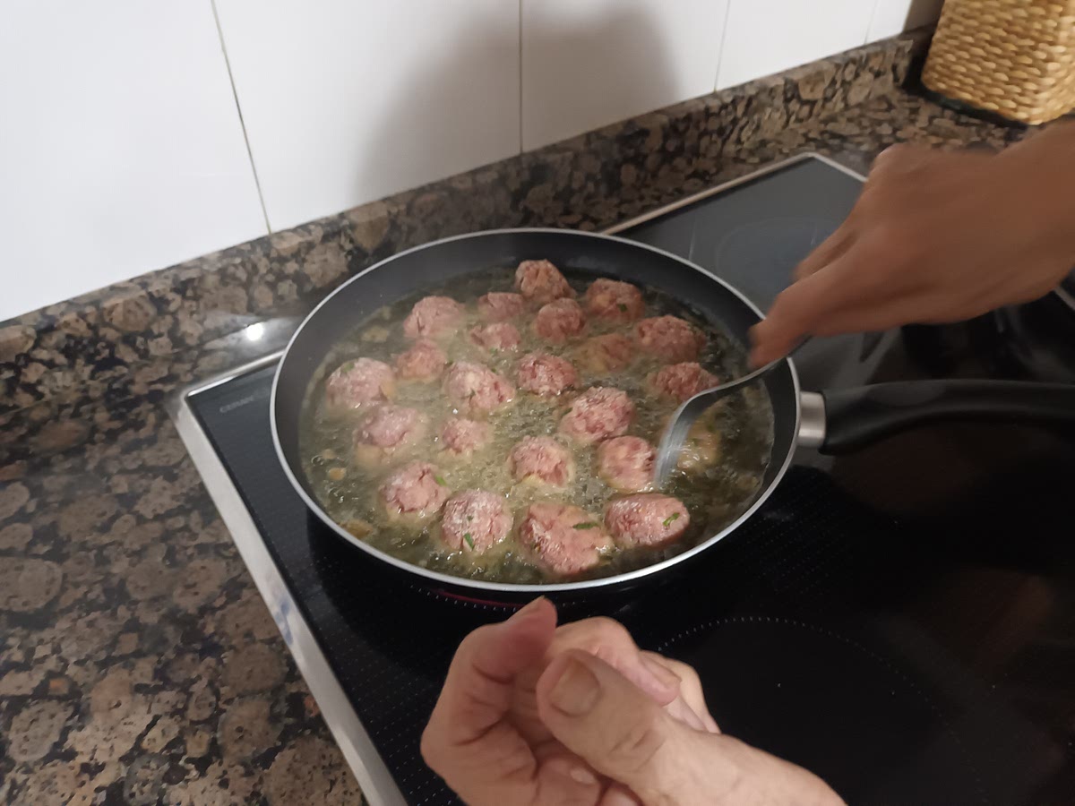 Se frien las albóndigas y se echan en una olla.