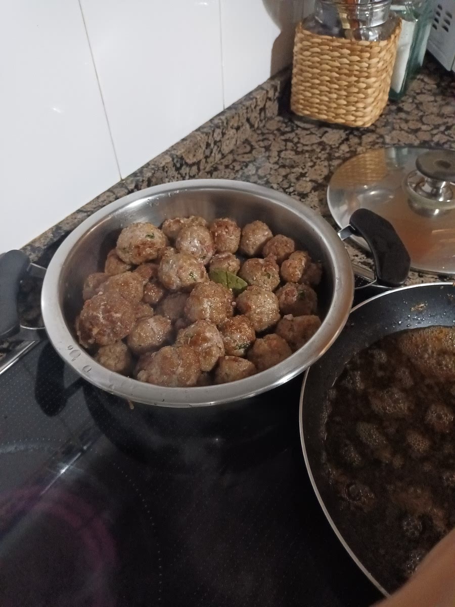 Se les echa 2 cucharadas del mismo aceite de freir y unas hojitas de laurel.