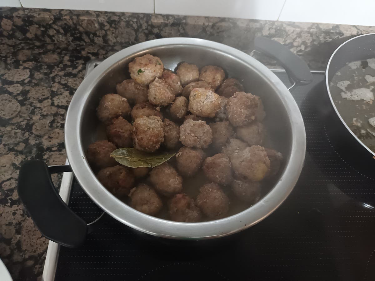 Se echa en cuenco agua y una cucharadita de harina. Se echa un chorrito de vino y luego al rato la mezcla de harina y agua. Por último se le echa un poquito de tomate "solís". También se le echa una hojita de laurel.