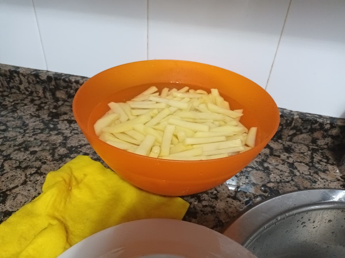 Pelamos y cortamos las patatas. Dejamos las patatas en un bol con agua.