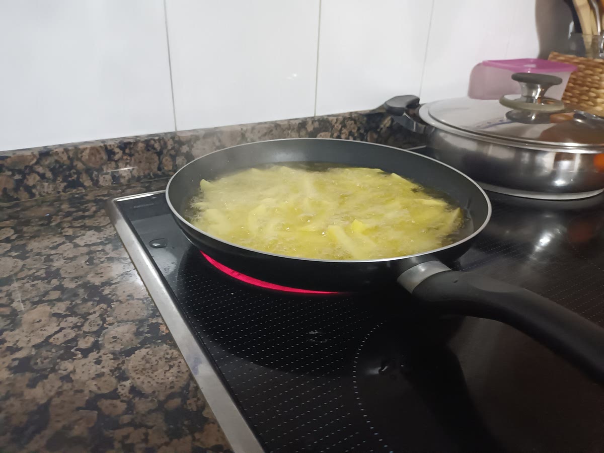 Le echamos sal a las patatas y las freímos.
