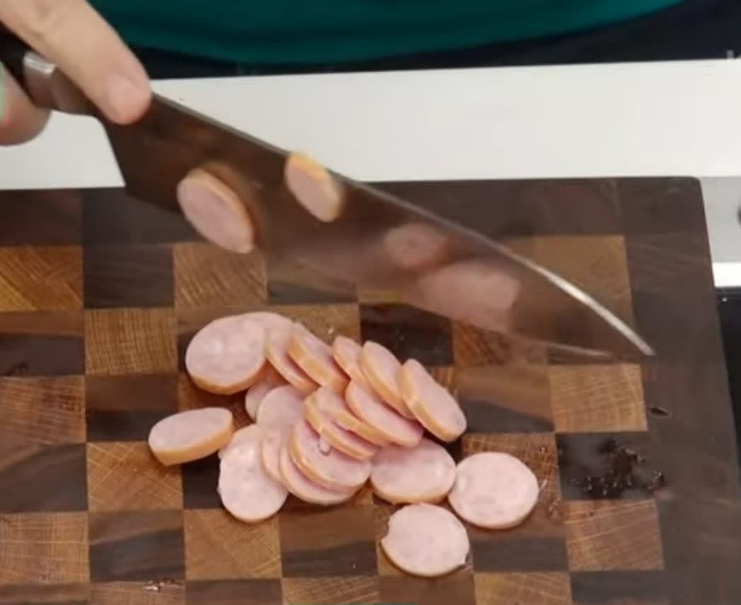 소세지 반개를 얇게 썰어주세요.