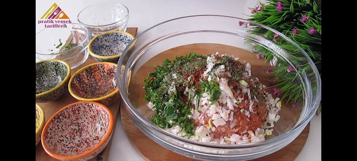 En un bol echar la carne picada, la cebolla y los dos dientes de ajo picados, perejil, sal, pimienta negra, ají rojo y menta. Remover hasta que quede una masa compacta.