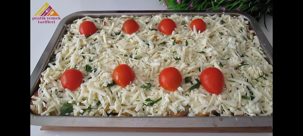 Sacamos la bandeja y añadimos perejil, queso rallado y los tomates cherry. Horneamos a 200° durante 15 minutos.