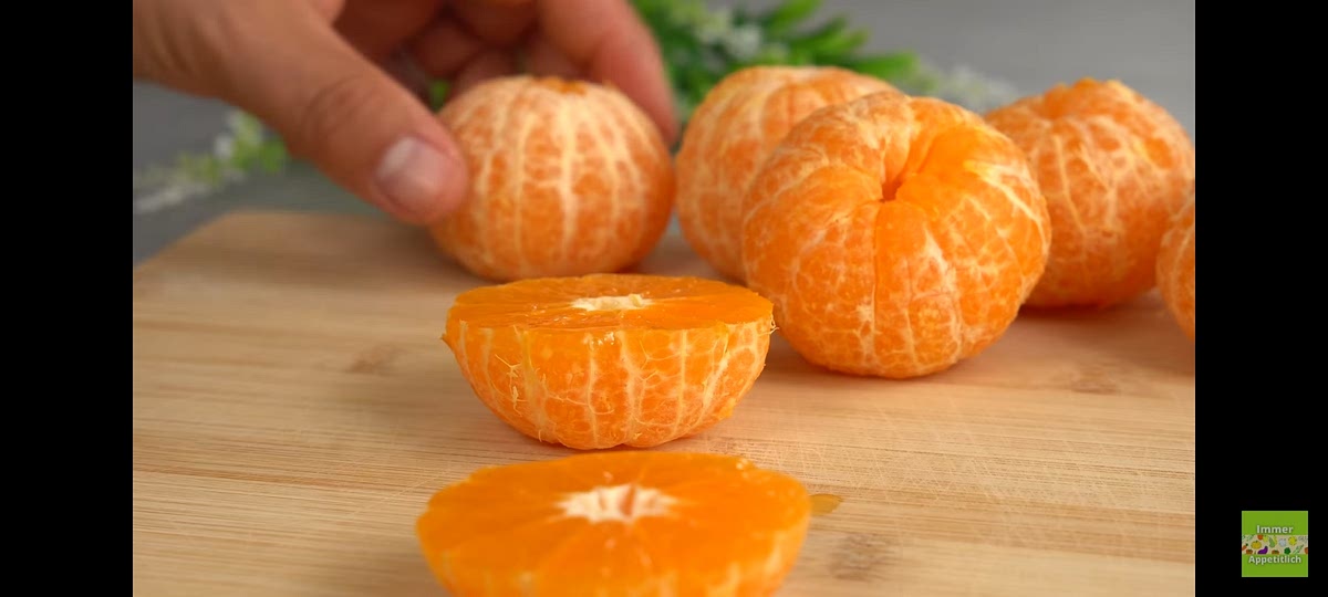 Pelamos seis mandarinas y las cortamos por la mitad.