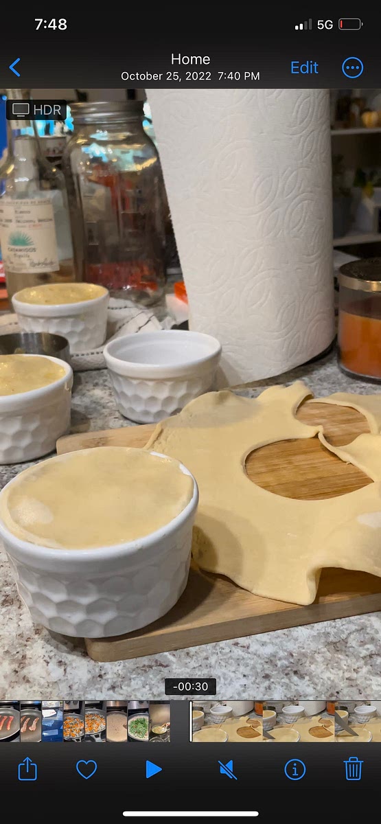 Lay puff pastry flat. Then measure out the top part with ramekin by lightly pressing. Cut around the imprint.