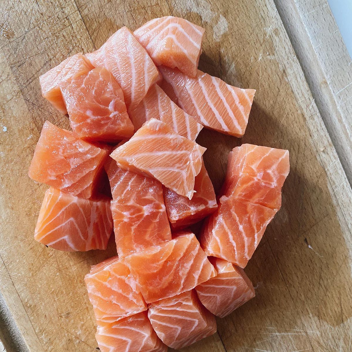 . Enlever la peau des filets de cœur de saumon
. Couper le saumon en gros cubes de 1,5 cm environ
. Saisir le saumon 1 à 2 min dans une poêle à sec sur feu vif
. Retirer et réserver
