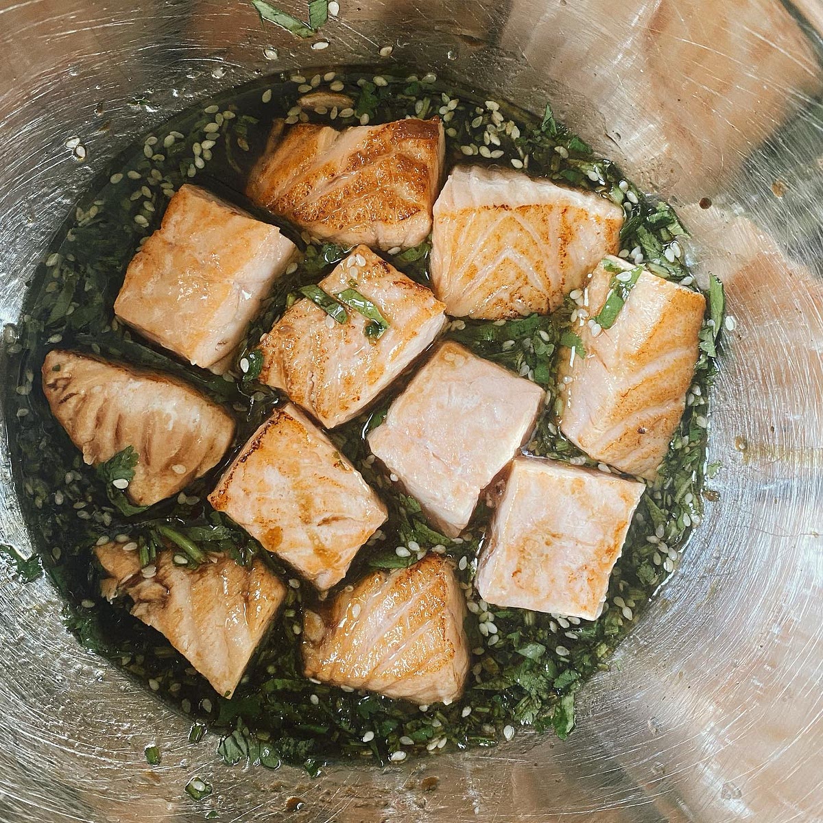 . Préparer la marinade dans un plat creux : sauce soja sucré, vinaigre, huile d’olive et feuilles de coriandre grossièrement ciselées
. Déposer les morceaux de saumon dans la marinage. Enrober les délicatement
. Placer au frais au moins 1 h pour les faire mariner.